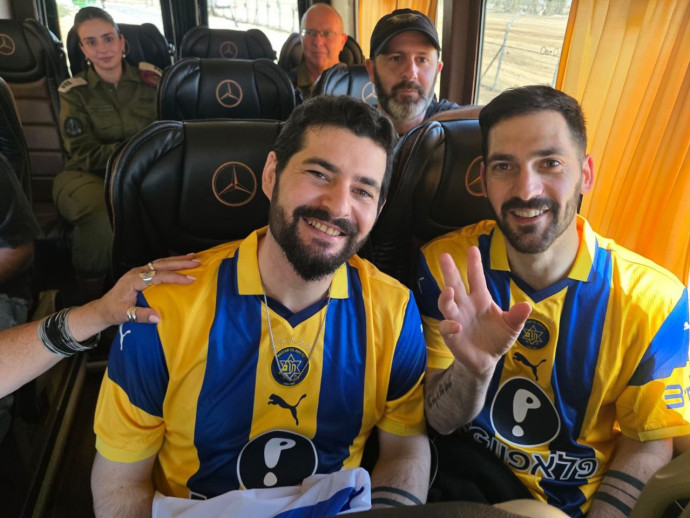 גלי וזיו ברמן עם חולצות מכבי תל אביב