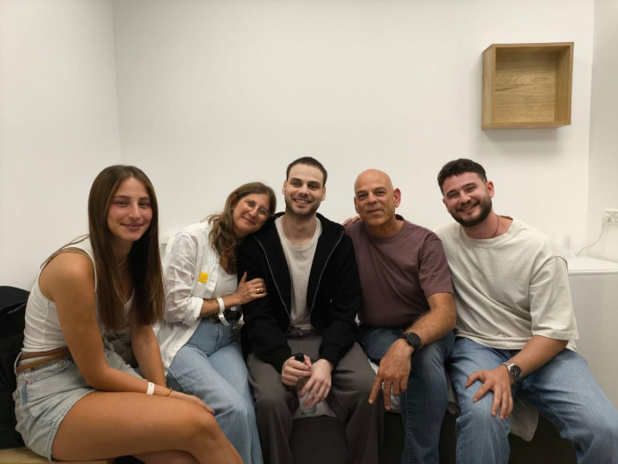 אלון אהל עם משפחתו