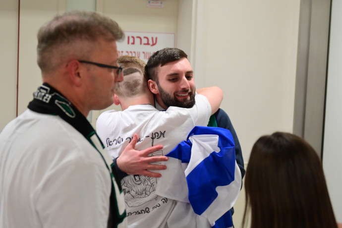 מתן אנגרסט עם המשפחה