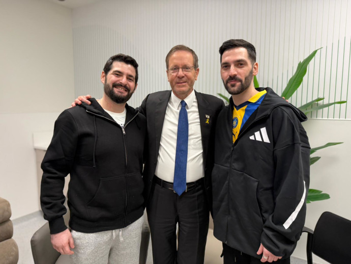 הנשיא יצחק הרצוג והתאומים גלי וזיו ברמן בשיבא