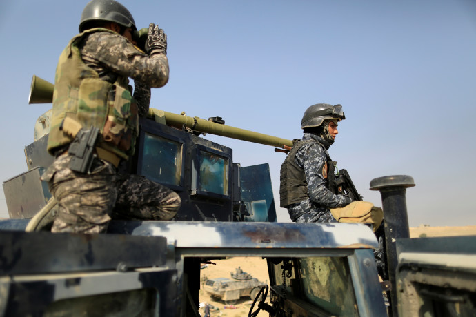 כוחות צבא עיראק בדרך למוסול (צילום: רויטרס)