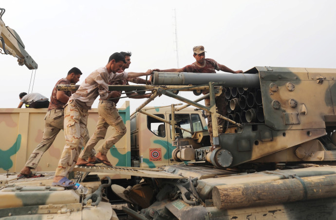 הכוחות המיוחדים של צבא עיראק מטעינים משגר רקטות (צילום: רויטרס)