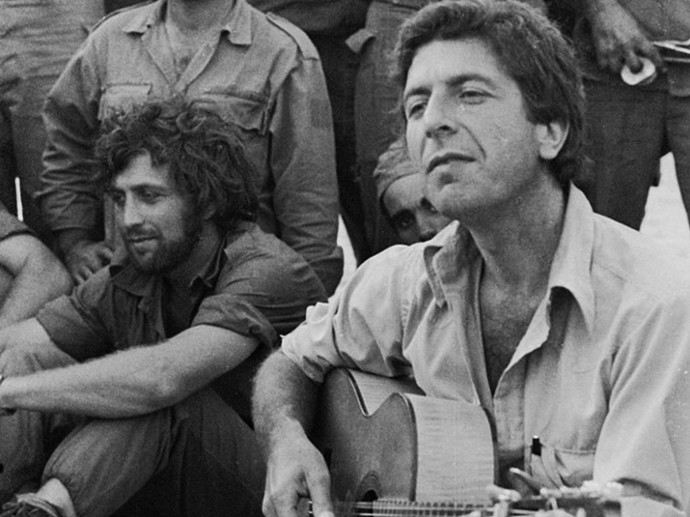 לאונרד כהן מופיע לפני חיילי צה"ל, 1973 (צילום: אורי דן, באדיבות גלריה פרקש)
