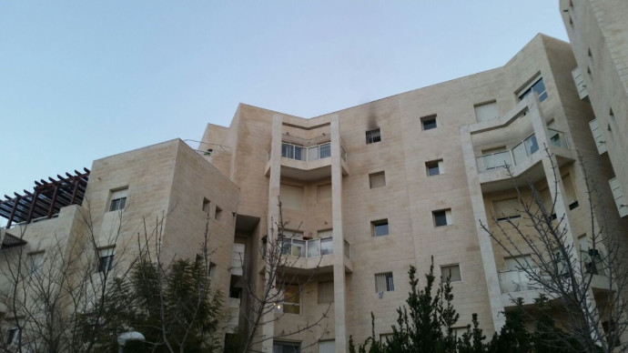 הבניין בו נמצאת הדירה בירושלים שעלתה באש (צילום: תיעוד מבצעי מד"א)