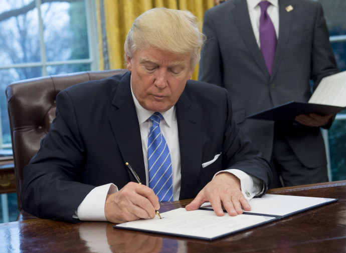 דונלד טראמפ חותם על צו נשיאותי (צילום: AFP)