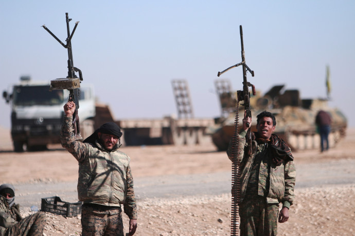 לוחמים סורים סביב העיר א-רקה (צילום: רויטרס)