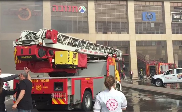 בעומס החג: שריפה פרצה במתחם "סינמה סיטי" בגלילות, המבלים ...