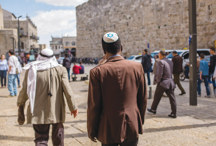 יהודי חובש כיפה וערבי עם כאפייה בירושלים (צילום: אילוסטרציה,קורינה קרן פלאש 90)