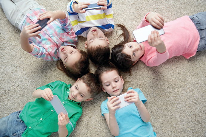 ילדים משחקים באייפון, אילוסטרציה (צילום: אינג אימג')