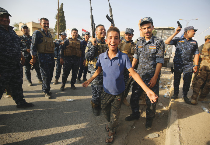 תושבים וחיילים בעיראק חוגגים את שחרור מוסול (צילום: AFP)