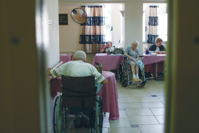קשישים בבית אבות, אילוסטרציה (צילום: אנה קפלן, פלאש 90)