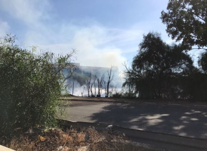 שריפה פרצה סמוך לנתיבי איילון: עומסי תנועה באזור ראשל"צ ...