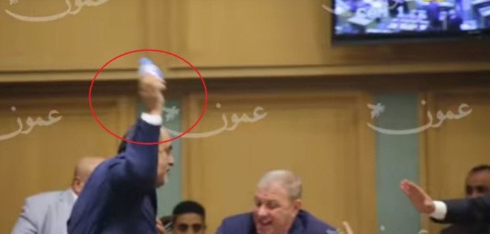המהומה בפרלמנט הירדני בעקבות דיון על האירוע בשגרירות ישראל בעמאן (צילום: צילום מסך)