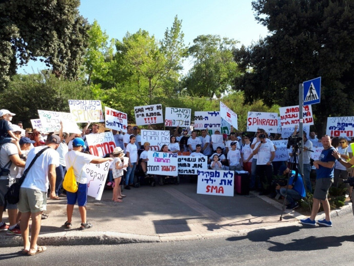 הפגנה מול משרד האוצר של משפחות לילדים החולים בניוון שרירים (צילום: ללא)
