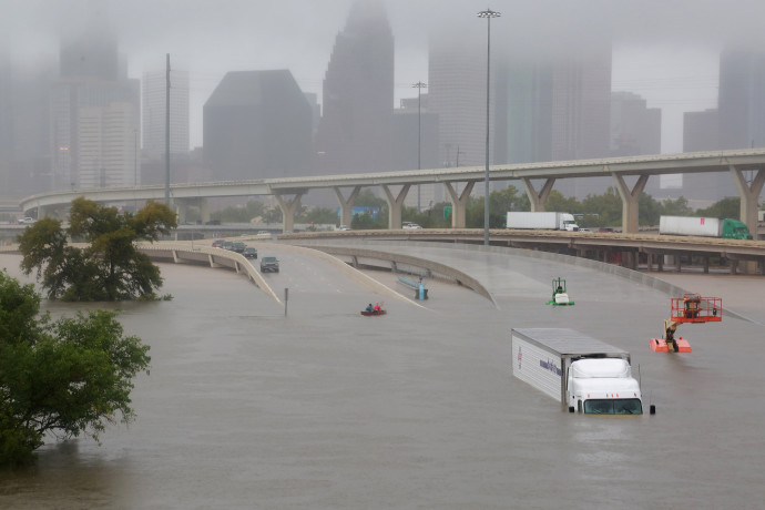 הכביש המהיר 45 ביוסטון שקוע במים בגלל הוריקן "הארווי" (צילום: רויטרס)