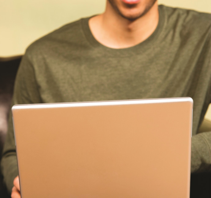 איש עם מחשב (צילום: אינג אימג')