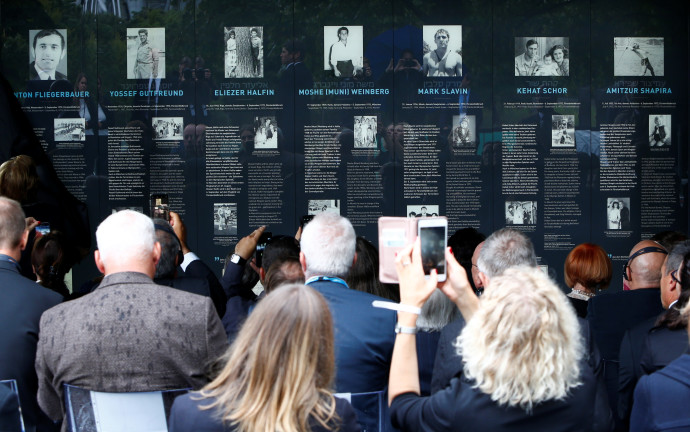 חניכת האנדרטה לזכר הנרצחים באולימפיאדת מינכן (צילום: רויטרס)