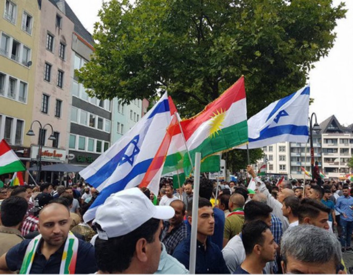 הנפת דגלי ישראל וכורדיסטאן במהלך הפגנה בקלן למען עצמאות הכורדים (צילום: טוויטר)