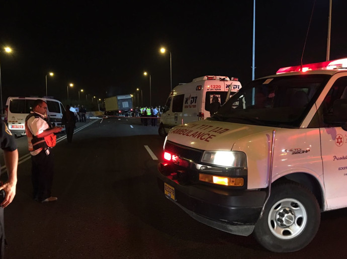 אמבולנס בתאונה בכביש 4