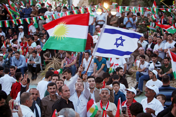 כורדים מניפים את דגל ישראל (צילום: רויטרס)