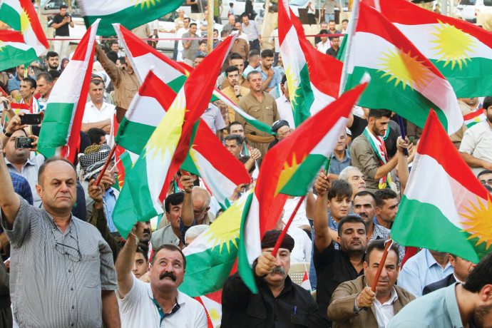 כורדים בכירכוכ מביעים תמיכה במשאל העם (צילום: רויטרס)