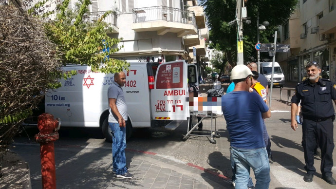 פועל נפל מגובה בתל אביב (צילום: מד"א)