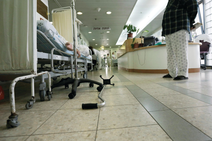 בית חולים ברזילי, עומס חולים במסדרונות (צילום: פלאש 90)