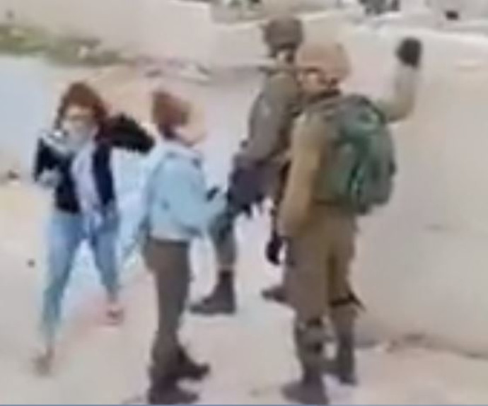 נערות פלסטיניות תוקפות את חיילי צה"ל (צילום: צילום מסך)