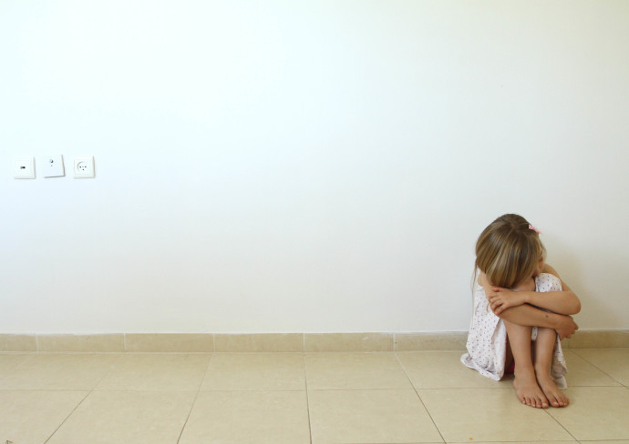 ילדה נפגעת התעללות, אילוסטרציה (צילום: חן לאופולד, פלאש 90)