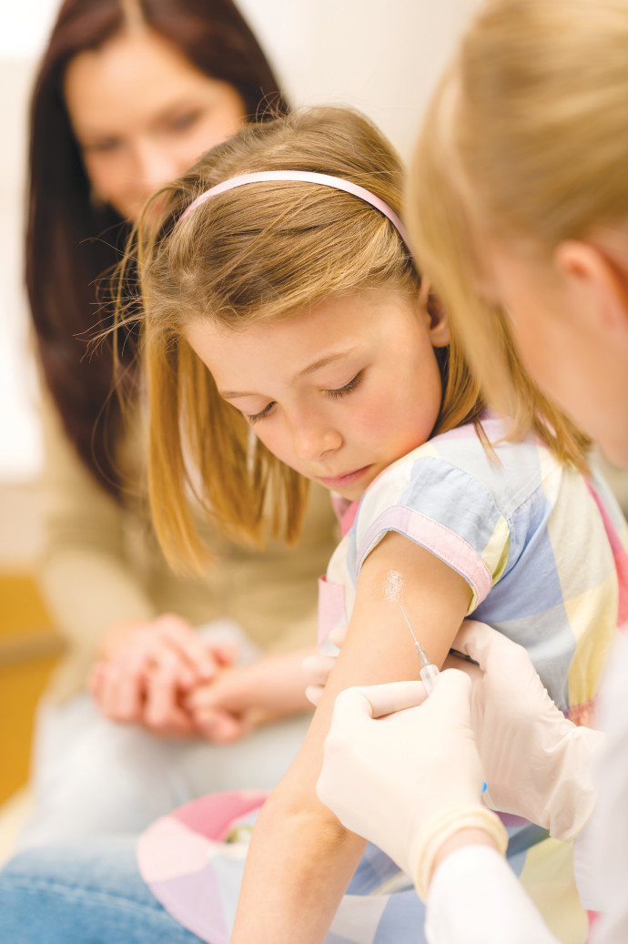 ילדים מקבלים חיסון תמונת אילוסטרציה  (צילום: אינג אימג')
