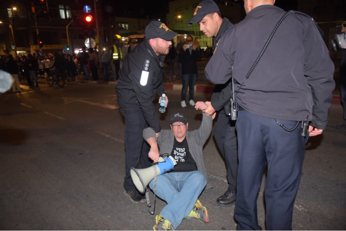 שפי פז נעצרה על ידי המשטרה (צילום: אבשלום ששוני)