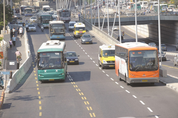 תחבורה ציבורית, אוטובוסים (צילום: ראובן קסטרו)