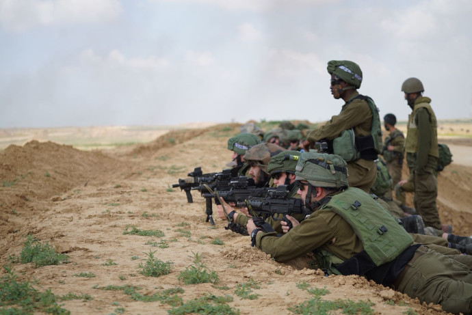 חיילים בגבול הרצועה (צילום: דובר צה"ל)