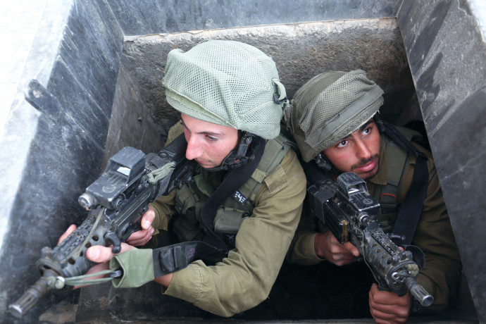 חיילי גבעתי מתכוננים לאיום המנהרות (צילום: אריאל בשור)