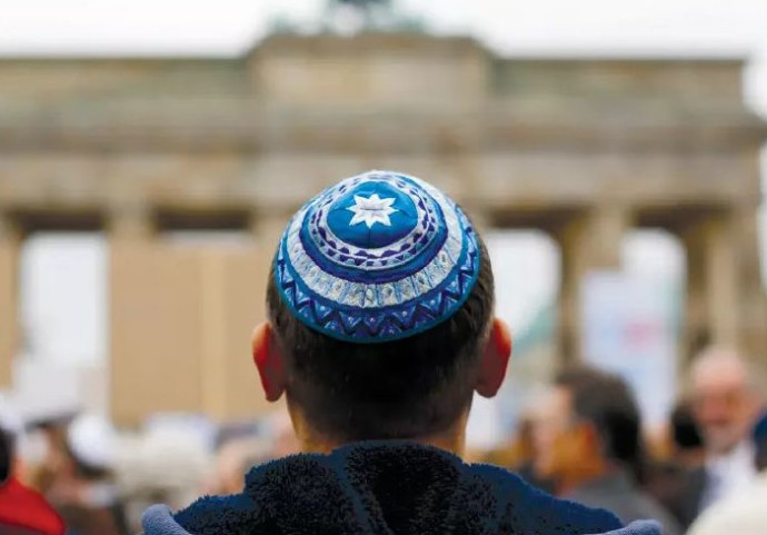 יהודי עם כיפה לפני מחאה נגד אנטישמיות ברלין, 2014 (צילום: רויטרס)