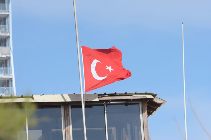 שגרירות טורקיה הורידה את הדגל לחצי התורן (צילום: אבשלום ששוני)