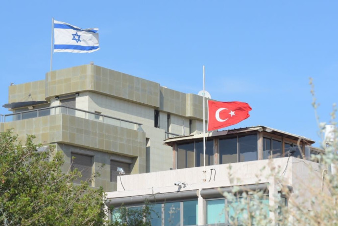 שגרירות טורקיה הורידה את הדגל לחצי התורן (צילום: אבשלום ששוני)