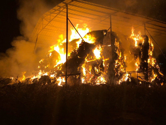 שריפת מתבן בבית הספר כדורי (צילום: דוברות כבאות מחוז צפון)