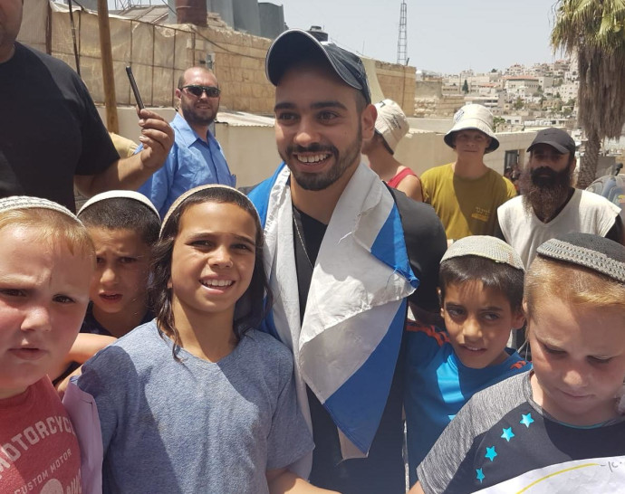 אלאור אזריה עם ילדי היישוב היהודי (צילום: ציפי שליסל, TPS)