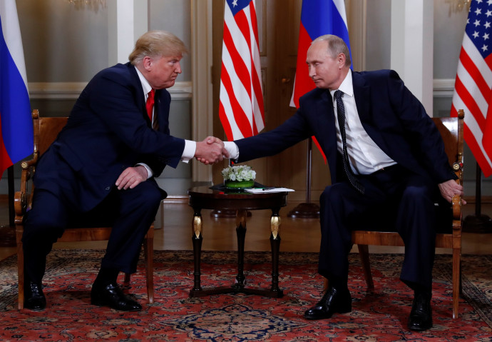 טראמפ ופוטין לוחצים ידיים בתחילת הפסגה (צילום: רויטרס)