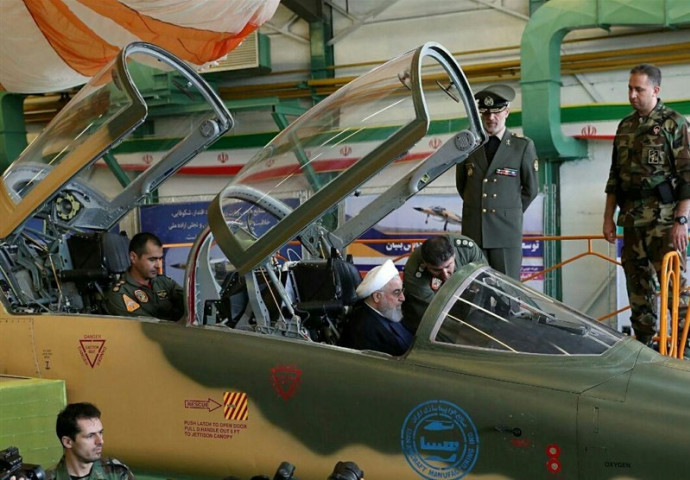 חסן רוחאני במטוס הקרב החדש  (צילום: רויטרס)