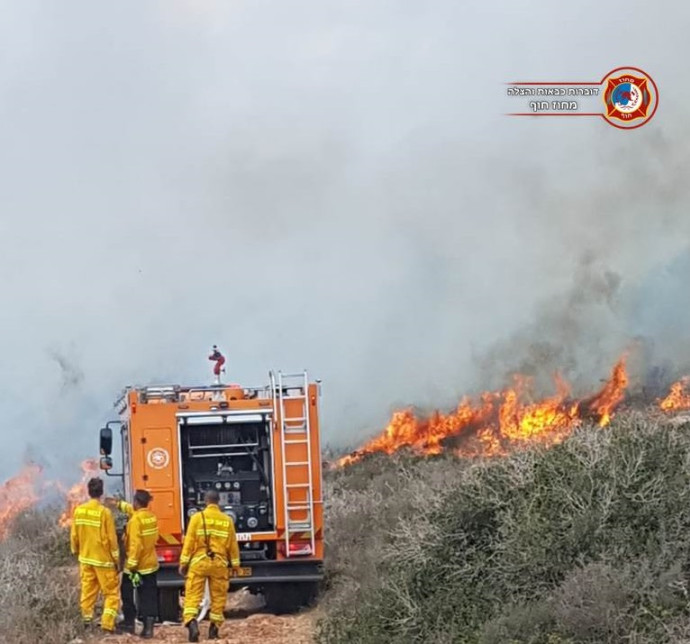 לאחר מספר שעות מתוחות: הושגה שליטה מלאה על השריפה בטירת ...