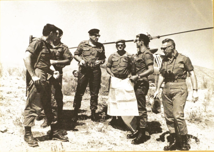 רחבעם זאבי (גנדי) בתדרוך קצינים בשטח (צילום: עיתון במחנה)