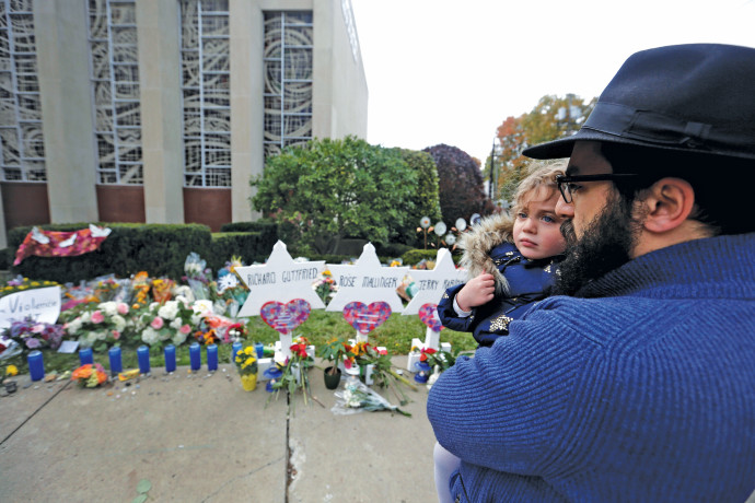 פינת זכרון לנרצחים בפיטסבורג (צילום: רויטרס)