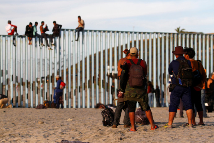 מהגרים בגדר גבול מקסיקו-ארה"ב  (צילום: רויטרס)