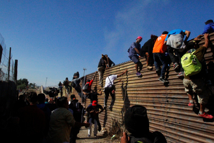 מהגרים בגבול ארה"ב-מקסיקו (צילום: רויטרס)