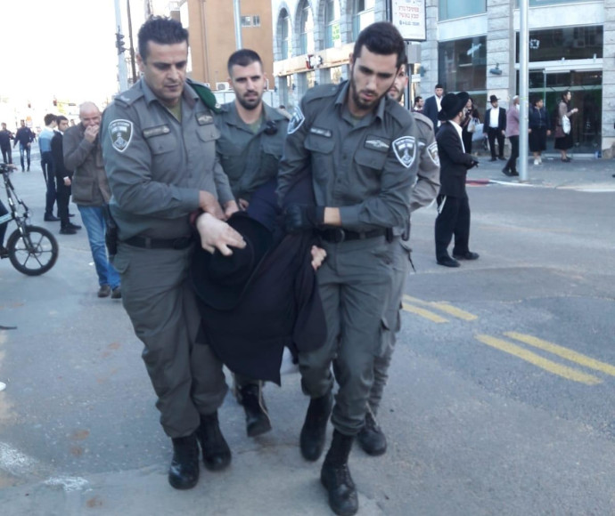 מעצר חרדי בהפגנת הפלג הירושלמי בבני ברק (צילום: דוברות המשטרה)