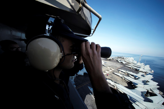 חייל אמריקאי מתצפת על נושאת מטוסים (צילום: רויטרס)
