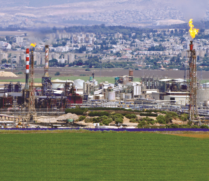 מפעלים במפרץ חיפה (צילום: שי לוי, פלאש 90)