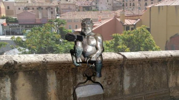 פסל של שטן מצלם סלפי מעורר מחלוקת בספרד (צילום: טוויטר)